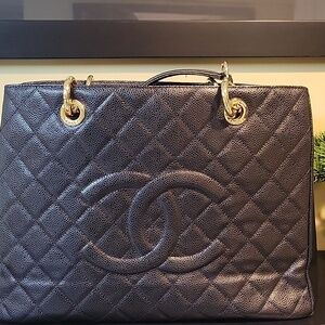 CHANEL gorgeous bag,it's time to have a new home.